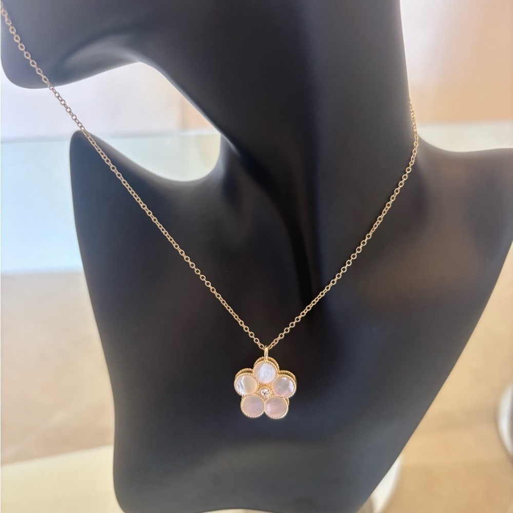 Elegant Gold Mother Of Pearl  Flower Pendant Necklace